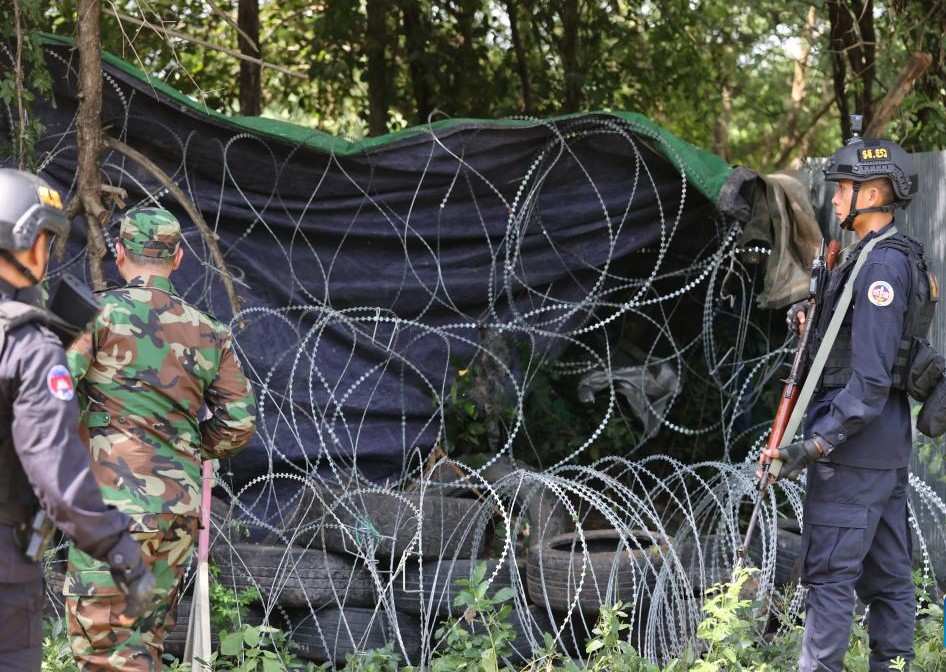 Las fuerzas armadas de Camboya vigilan cerca de la valla de acero y neumaticos desplegada por las fuerzas armadas tailandesas en la frontera con la provincia de Banteay Meanchey Camboya el 14 de agosto de 2025. Foto: Xinhua