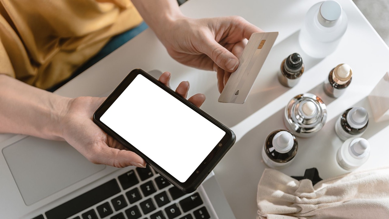 Buying cosmetics online has many potential risks related to product quality. Photo: Ministry of Industry and Trade