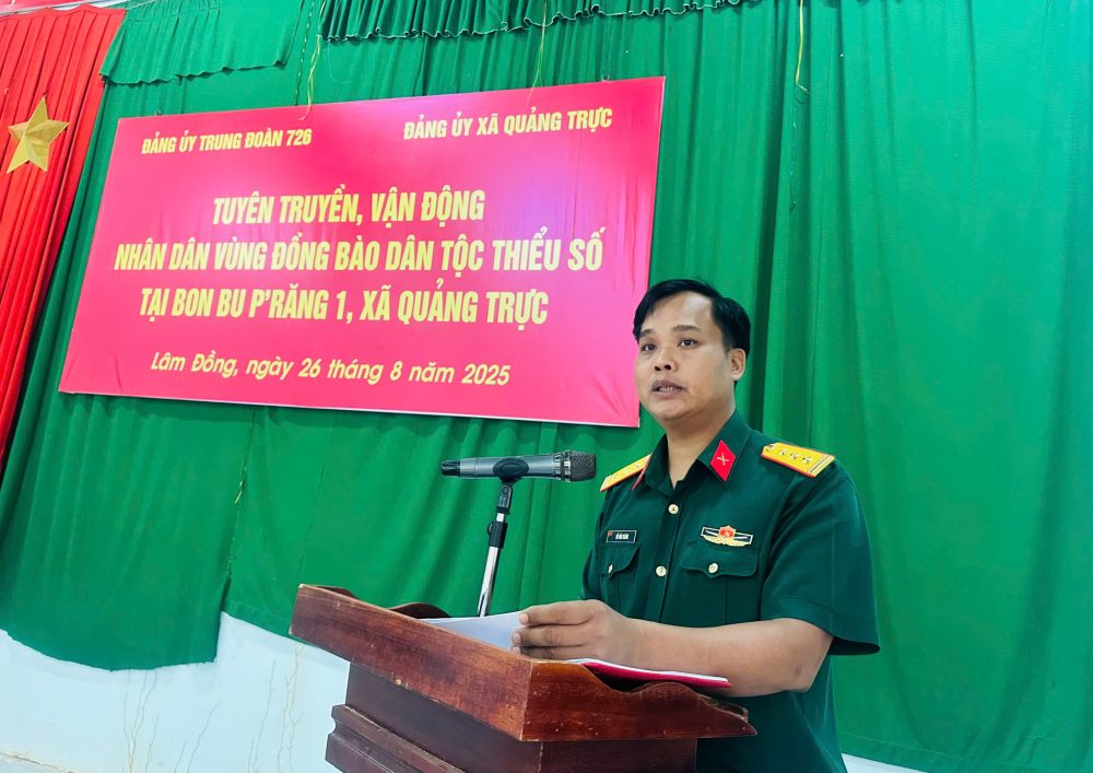 Thuong ta Do Van Trang, Chinh uy Trung doan 726 phat bieu tai buoi tuyen truyen, van dong Nhan dan. Anh: Hong Tham