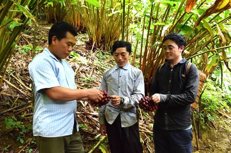 Nguoi dan ban Tao Van, xa Chieng Hoa chia se kinh nghiem trong thao qua. Anh: Truong Son