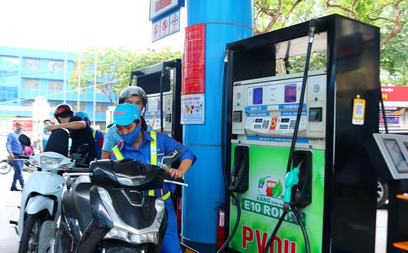 E10 gasoline price is fluctuating from 19,840 - 20,230 VND/liter. Photo: Tuyet Lan
