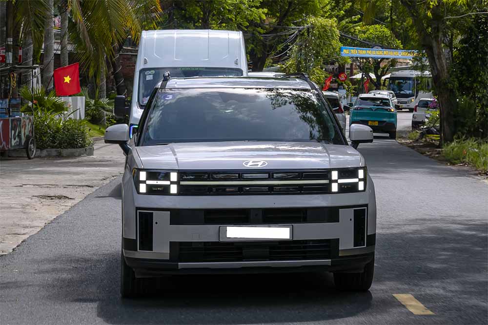 El Hyundai Santa Fe pertenece al segmento de los SUV de clase D y tiene ventajas en espacio y equipamiento en comparacion con los modelos SUV de clase C. Foto: Hyundai Vietnam