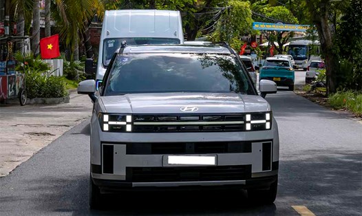 Hyundai Santa Fe thuộc phân khúc SUV hạng D, có lợi thế về không gian và trang bị so với các mẫu SUV hạng C. Ảnh: Hyundai Việt Nam