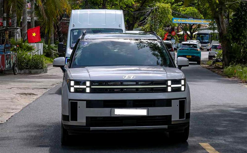 Hyundai Santa Fe belongs to the D-class SUV segment, with advantages in space and equipment compared to C-class SUV models. Photo: Hyundai Vietnam