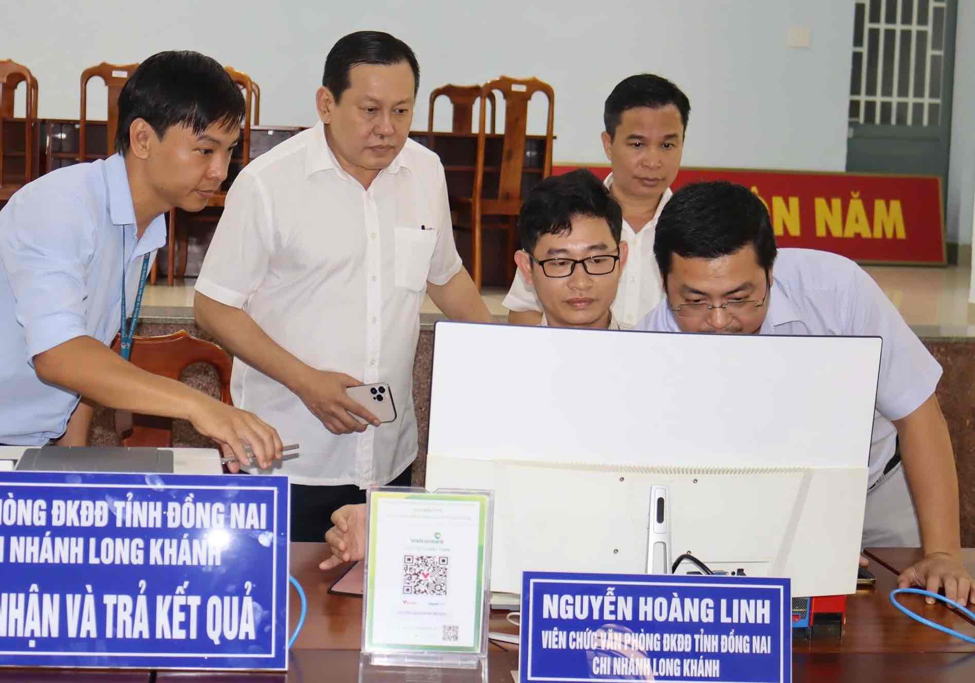 Pho giam doc So Nong nghiep va moi truong tinh Dong Nai Dang Minh Duc kiem tra tai xa Binh Loc. Anh tu lieu: HAC