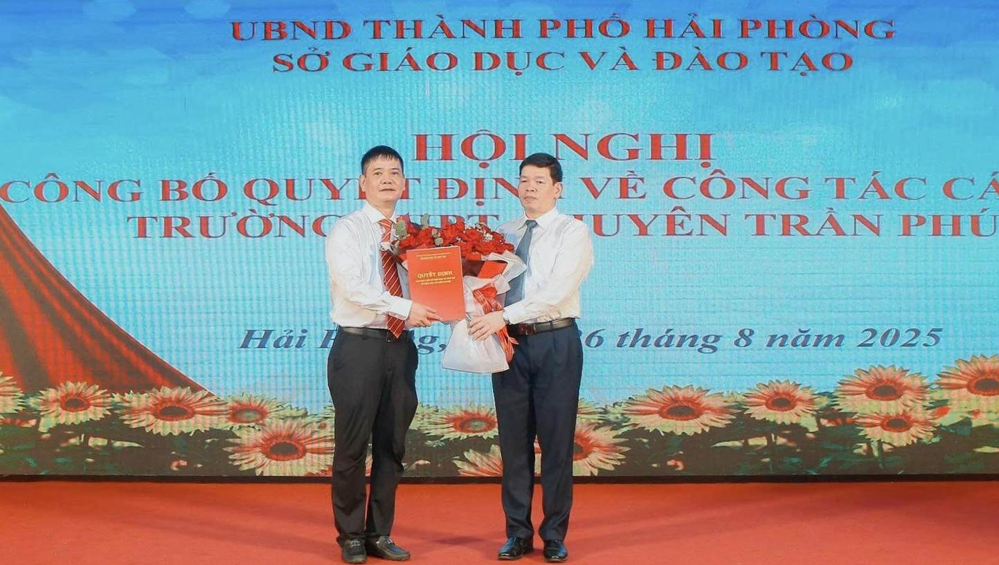 Teacher Hoang Anh Tuan, Principal of Thai Phien High School, holds the position of Principal of Tran Phu High School for the Gifted. Photo: Hai Phong City Education and Training Center