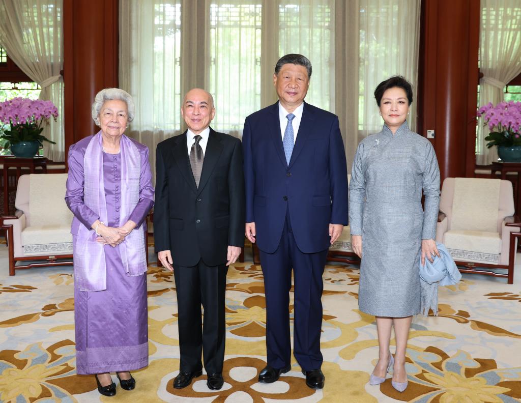 El Secretario General y Presidente de China Xi Jinping y su esposa Banh Le Vien se reunen con el rey de Camboya Norodom Sihamoni y la emperatriz Norodom Monineath Sihanouk en Beijing 26 de agosto de 2025. Foto: Xinhua