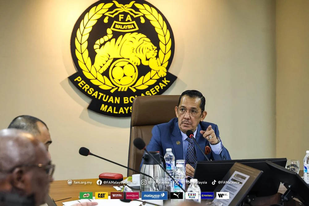 President of the Football Association of Malaysia - Mr. Datuk Joehari Ayub submitted his resignation letter. Photo: FAM