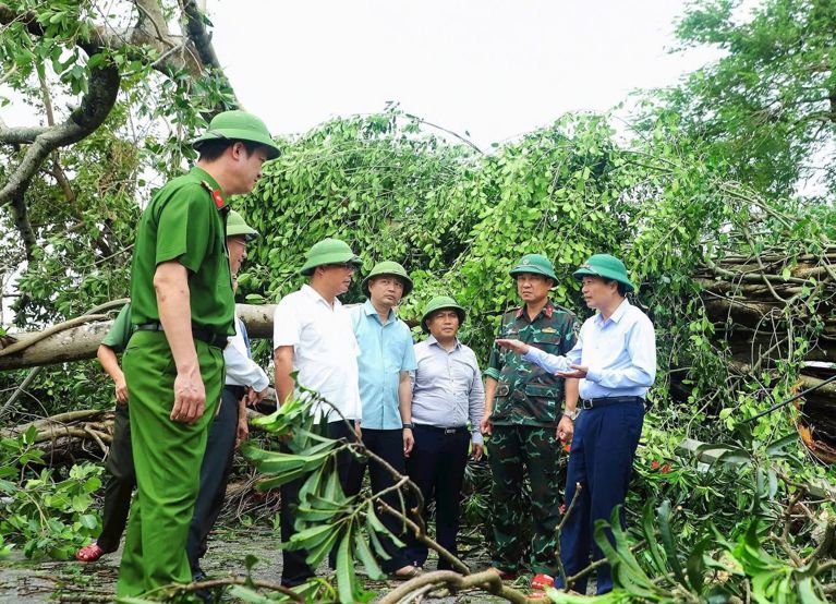 Chu tich UBND tinh Nghe An Le Hong Vinh kiem tra, chi dao khac phuc hau qua bao so 5. Anh: Ngoc Anh