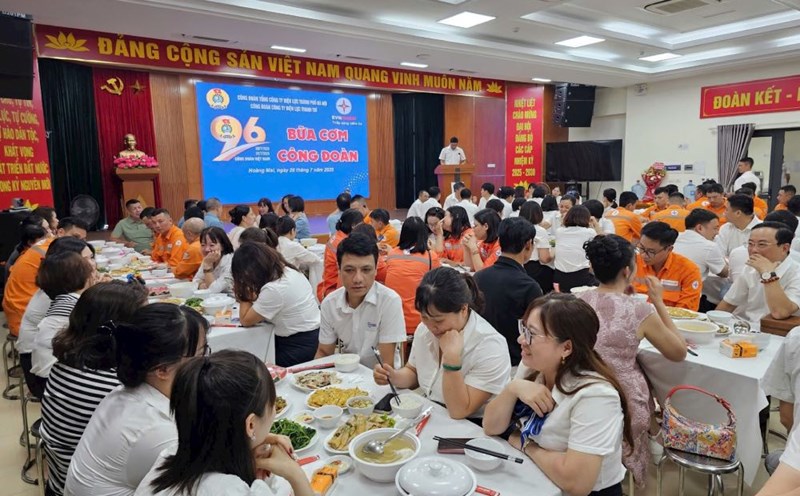 "Union Meal" was held at Thanh Tri Power Company (Hanoi). Photo: Anh Van