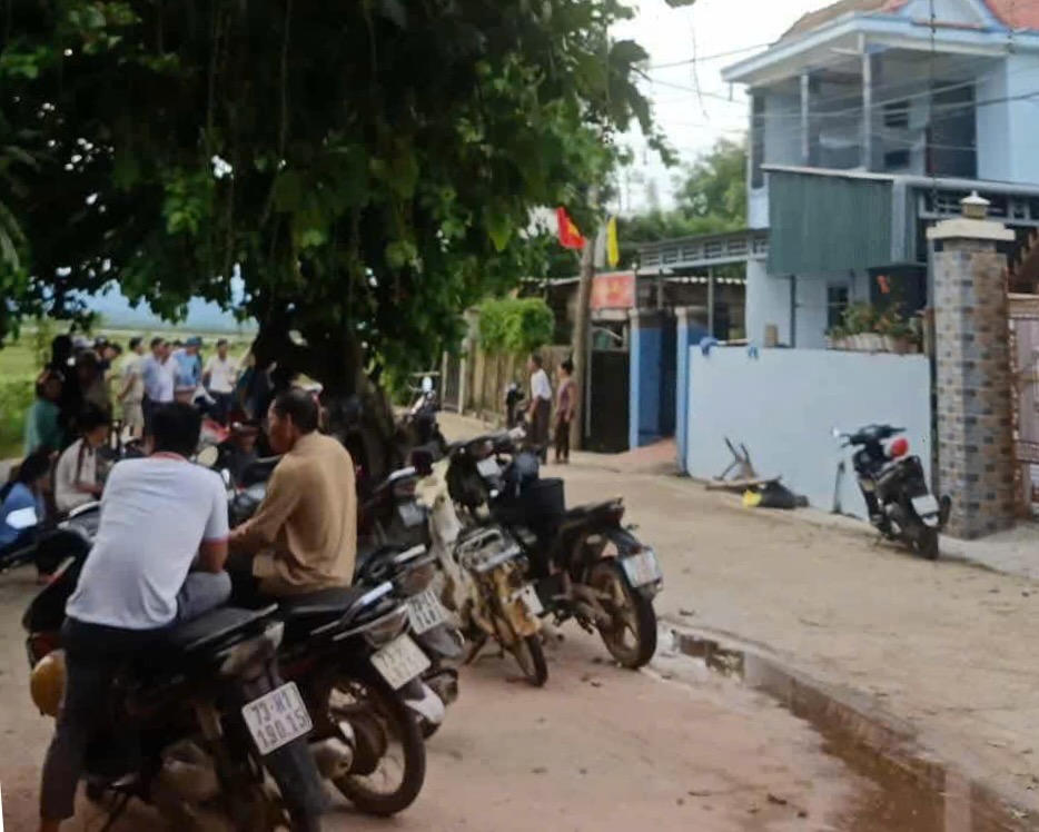De nombreux habitants sont venus presenter leurs condoleances a la famille apres le deces de M. H. Photo : Duc Hoang