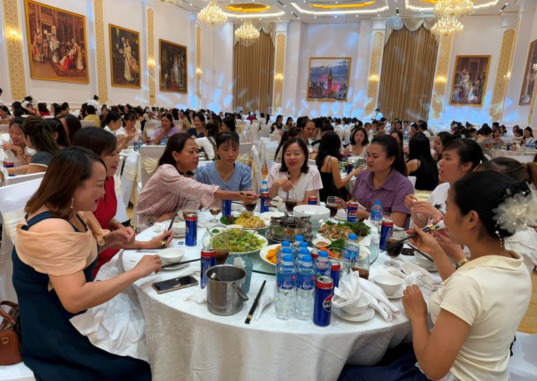 사쿠라이 베트남 유한회사의 이사회와 노동조합은 조합원과 노동자를 위한 감사 파티를 개최합니다. 사진:  두
