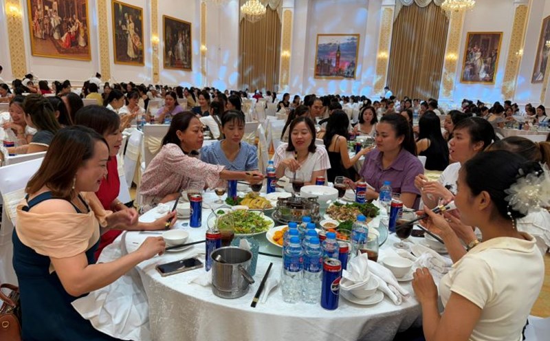The Board of Directors and the Trade Union of Sakurai Vietnam Co., Ltd. organized a gratitude party for union members and workers. Photo: Quach Du