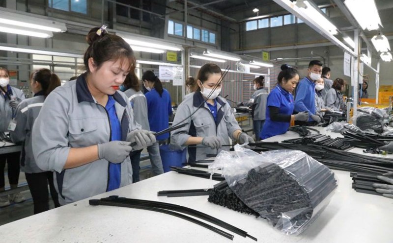Many workers in Luong Son Industrial Park choose to work overtime during the holidays, contributing to ensuring production and improving income. Photo: Yen San