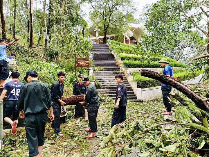 Les forces armees soutiennent le site national special de Kim Lien pour surmonter les consequences de la tempete n° 5. Photo : Phan Quy