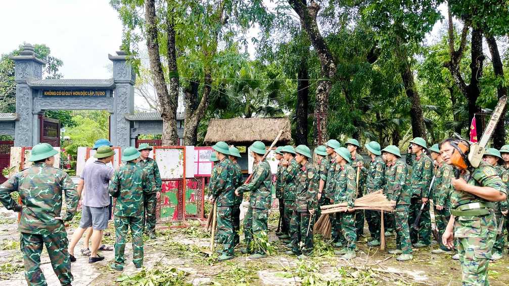 Cac luc luong chuc nang tap trung ho tro khac phuc hau qua bao so 5 tai Khu di tich Kim Lien. Anh: Phan Quy