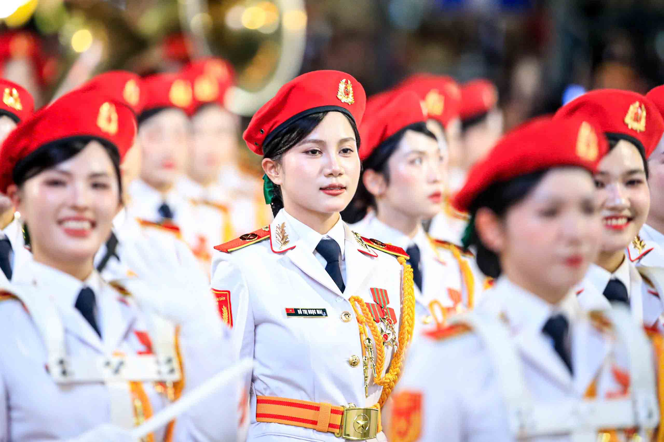 People pay attention to the road closure schedule to have a convenient travel route during the A80 parade approval day. Photo: Minh Dan