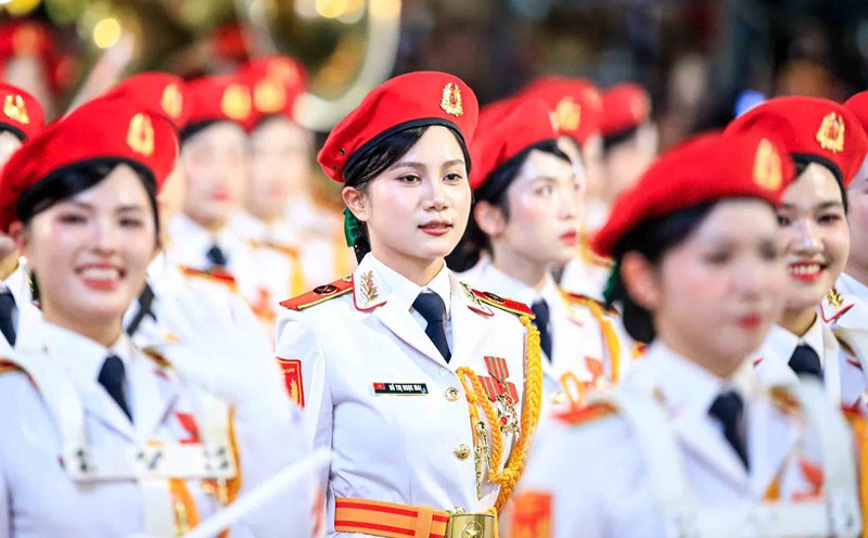 People pay attention to the road closure schedule to have a convenient travel route during the A80 parade approval day. Photo: Minh Dan