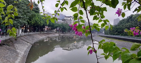 L'eau de la riviere To Lich est soudainement bleue apres la tempete n° 5. Photo : Xuyen Dong