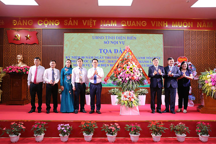 디엔비엔성 지도자들이 내무부에 꽃다발을 전달하며 축하하고 있습니다. 사진: Thanh Binh