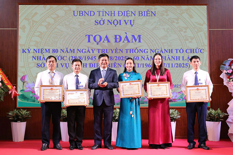 Ong Le Thanh Do - Chu tich UBND tinh Dien Bien tang Bang khen cho cac ca nhan. Anh: Thanh Binh