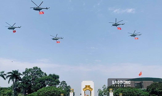 Biên đội máy bay trực thăng treo cờ Đảng, cờ Tổ quốc bay hợp luyện tại khu vực Quảng trường Ba Đình, Hà Nội. Ảnh: Hải Nguyễn