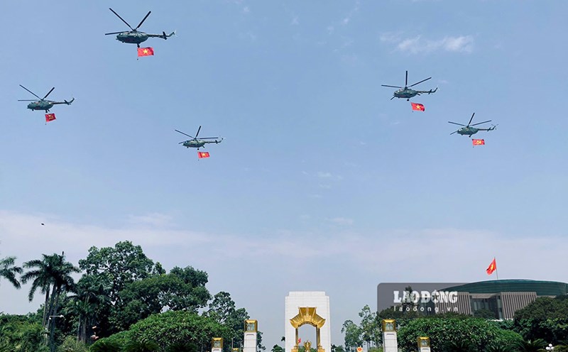 The helicopter fleet hangs the Party and Fatherland flags and flies together in Ba Dinh Square, Hanoi. Photo: Hai Nguyen