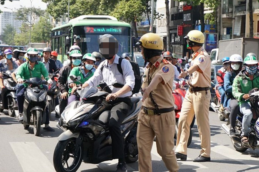 What do Ho Chi Minh City residents say about the form of punishment for public employees when violating traffic laws