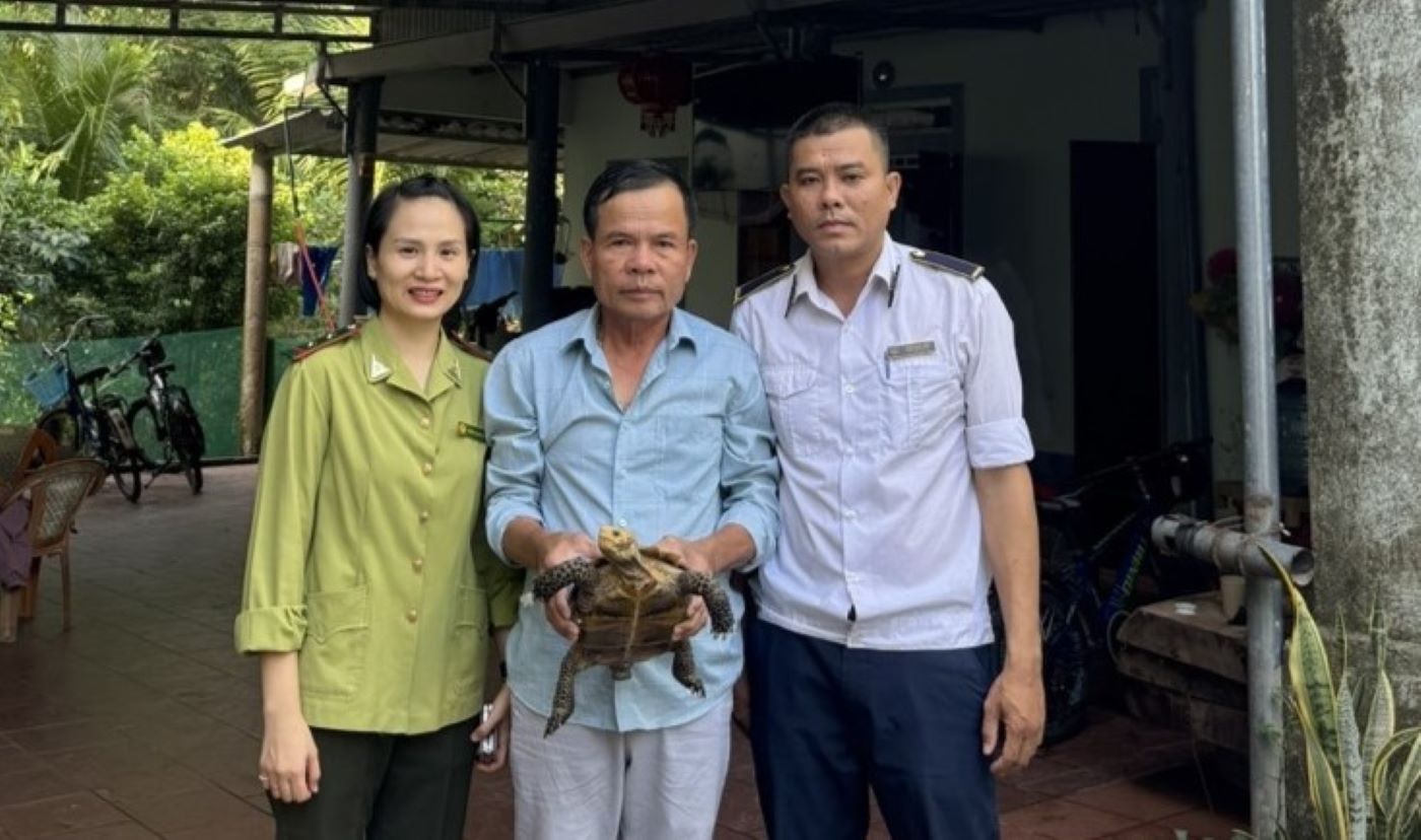 Ong Chau (giua anh) ban giao ca the rua. Anh: UBND xa Trieu Phong