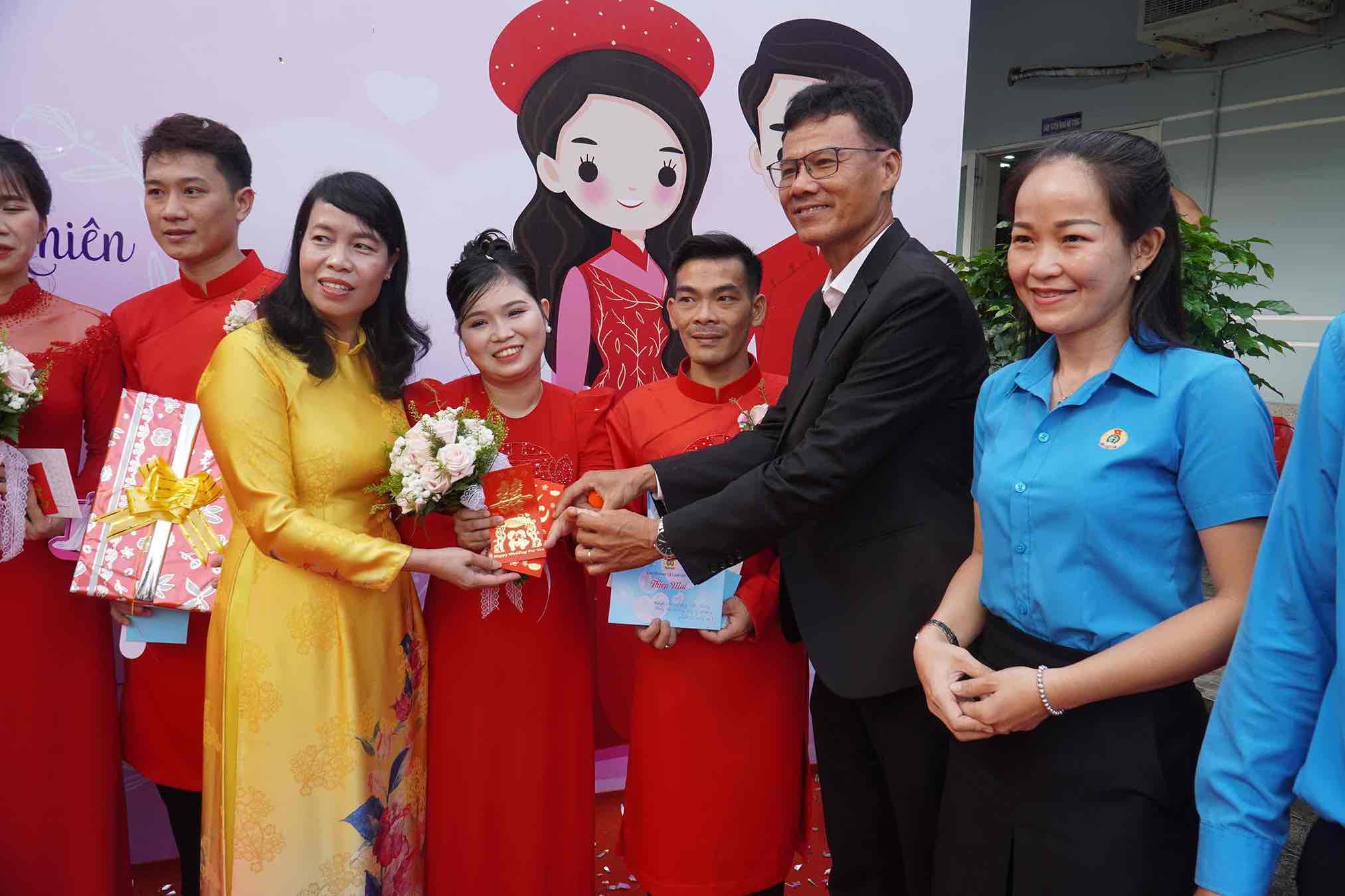 2024년 합동 결혼식에서 Pousung Vietnam Co. Ltd.에서 일하는 어려운 노동자 커플 사진: HAC