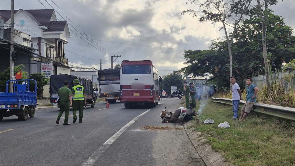 The scene of the collision between a motorbike and a bus that left one person dead on the spot. Photo: Lam Hong
