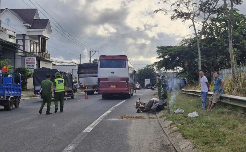 The scene of the collision between a motorbike and a bus that left one person dead on the spot. Photo: Lam Hong