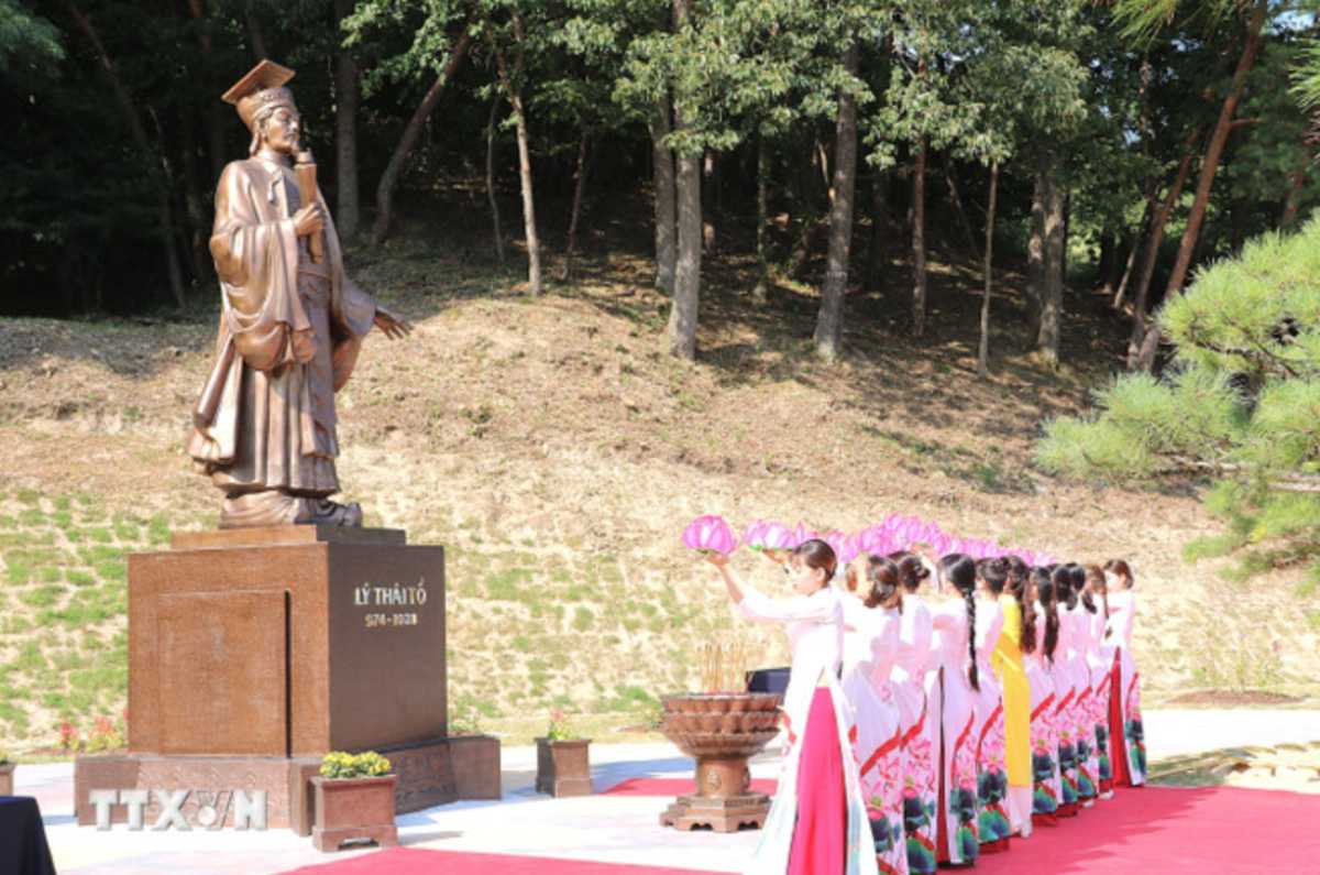 Conmemoracion de entrega de flores para el monumento del rey Ly Thai To. Foto: TTXVN