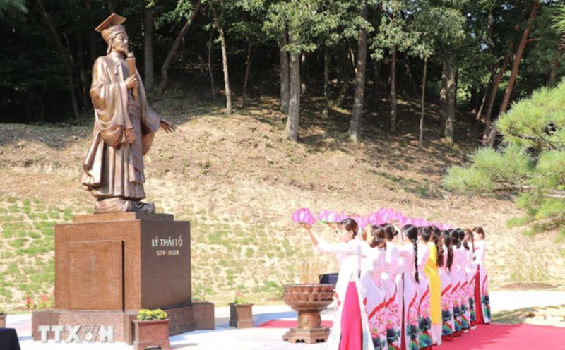 The flower offering ceremony to accompany the Monument of King Ly Thai To. Photo: VNA