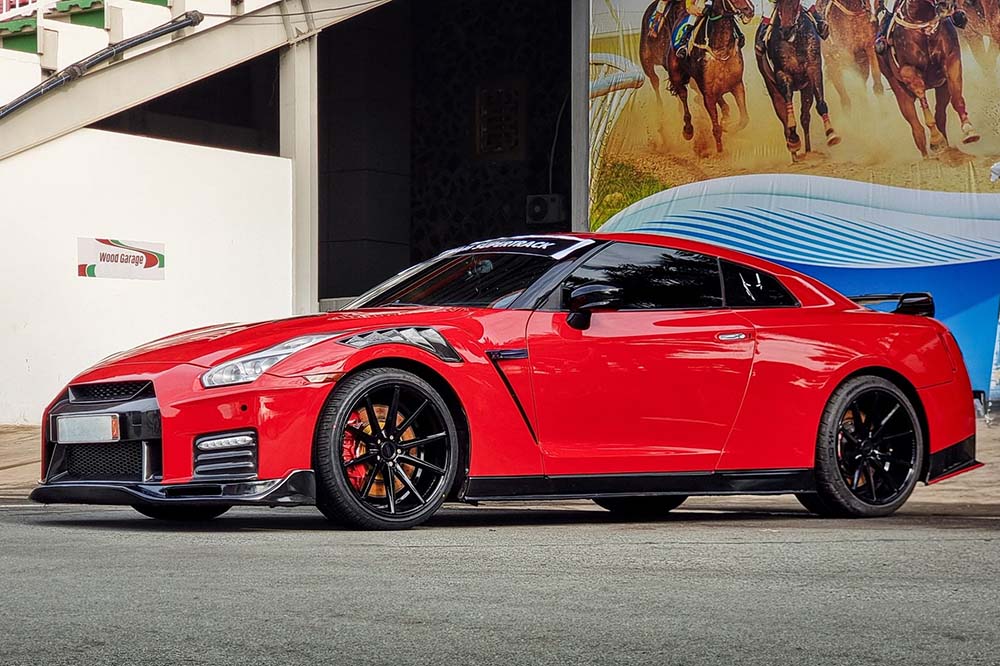 El Nissan GT-R R35 rojo con un kit de carroceria robusto aparece en las calles de la ciudad de Ho Chi Minh. Foto: Luong Duc Huy