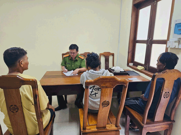 T 양의 가족은 아이를 구조하고 안전하게 데려오는 데 적시에 도움을 준 공안에 기뻐하며 감사를 표했습니다. 사진: 부찌