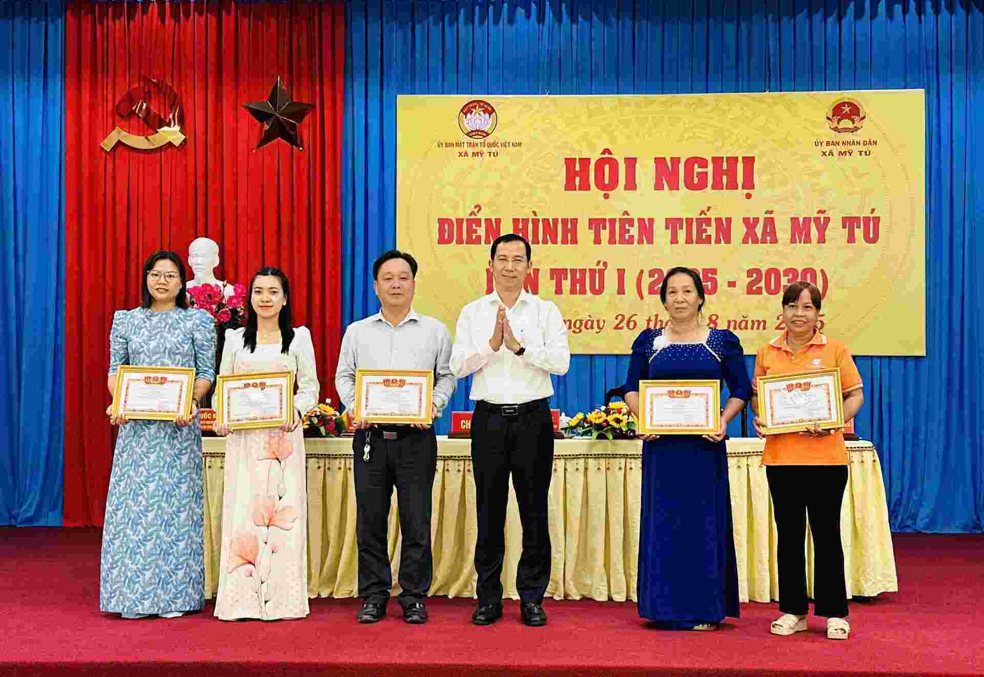 Ong Pham Tuan - Thanh uy vien, Bi thu Dang uy xa My Tu (TP Can Tho) tang bang khen cho cac tap the, ca nhan tieu bieu. Anh: Phuong Anh
