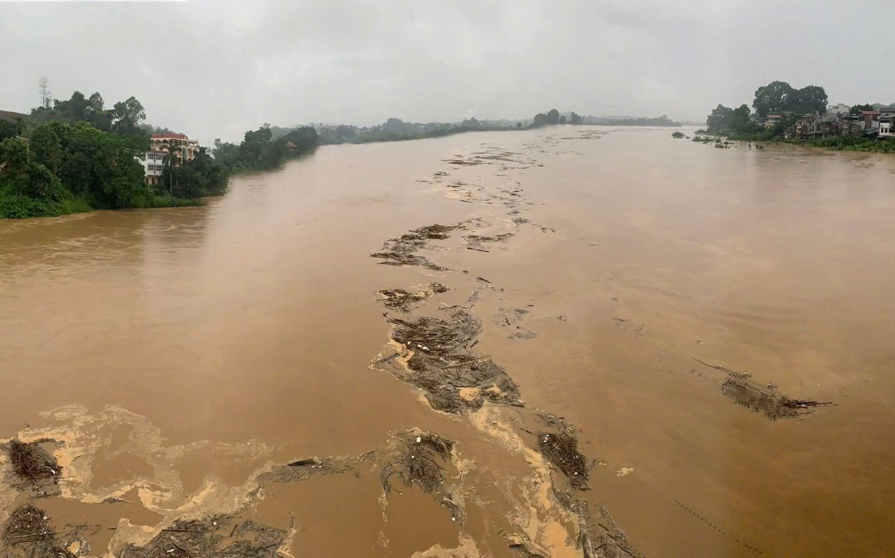 Yen Bai支局のホン川の水位は警報3を超えている可能性があります。写真:Van Duc.