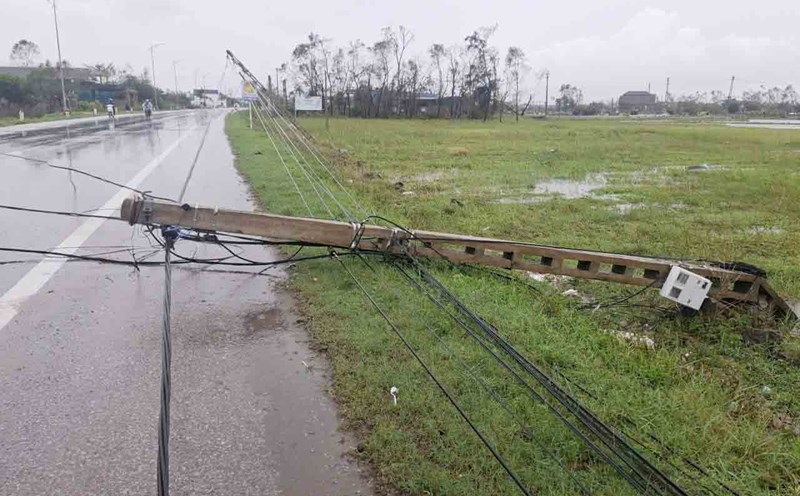 Affected by storm No. 5, by 6:40 p.m. on August 26 in Ha Tinh, there were still 29 communes and wards with complete power outages. Photo: Tran Tuan.