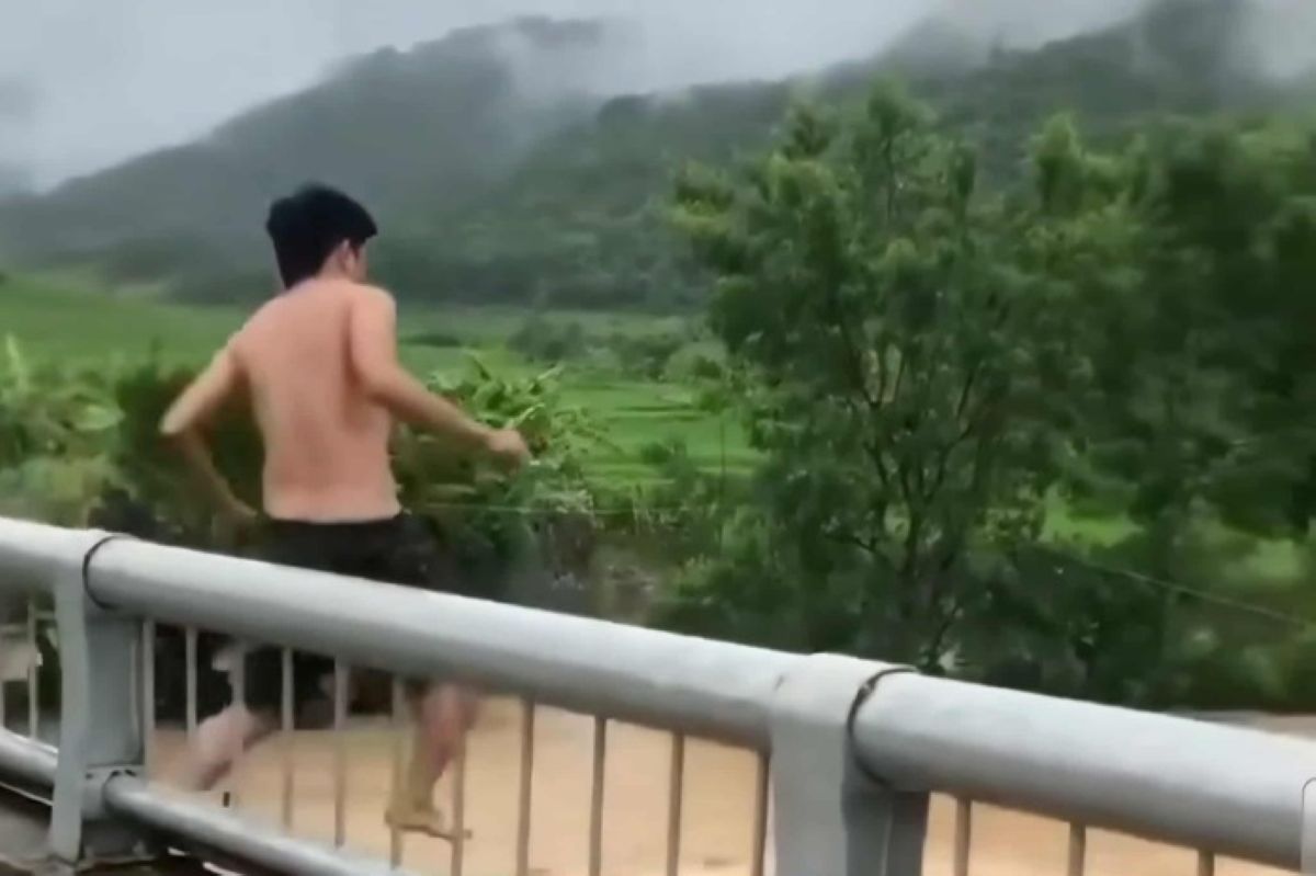 Nam thanh nien nhay xuong dong nuoc lu. Anh: Clip nguoi dan ghi lai thoi diem xay ra su viec.