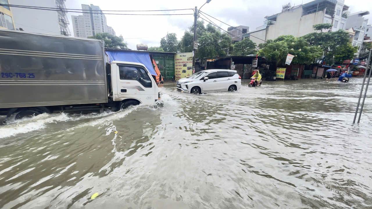 Mai 씨가 하숙하는 Phuong Liet 구역의 심각한 침수. 사진: Quynh Chi