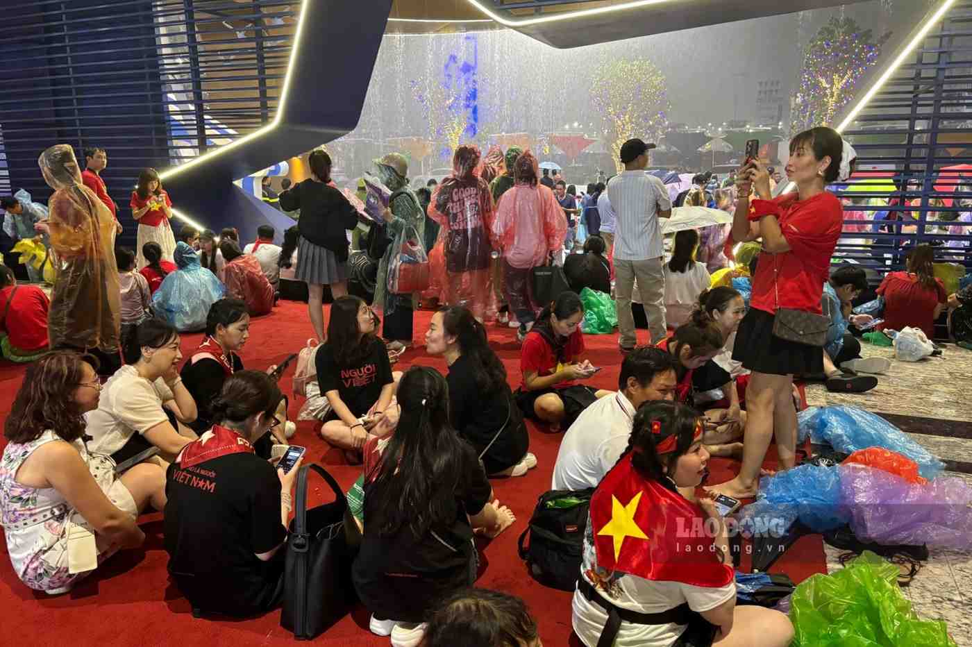 Khan gia tru mua tai sanh cua Trung toi Hoi cho Trien lam Quoc gia. Anh: Nguyen Dat