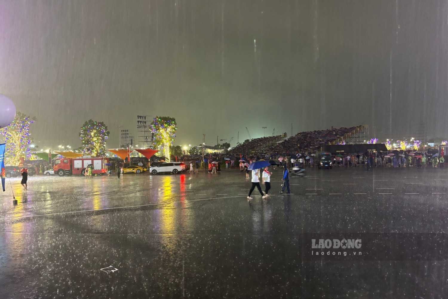Mua lon ngay truoc gio dien ra concert Viet Nam trong toi. Anh: Nguyen Dat