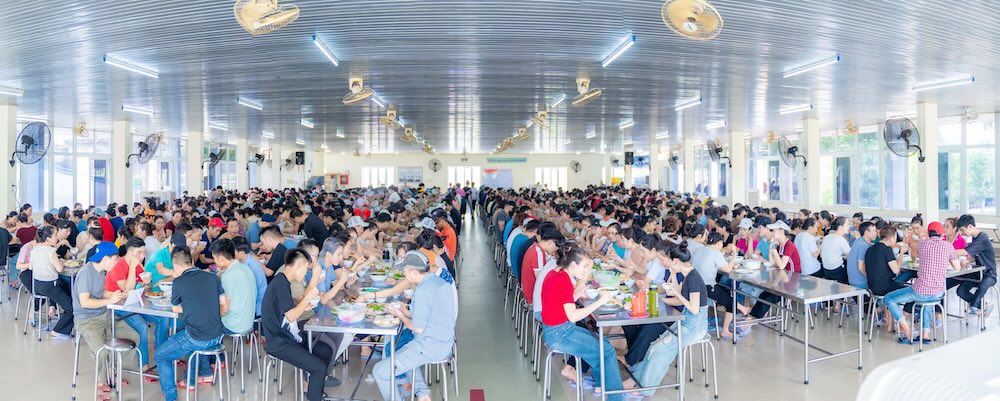 수천 명의 노동자들이 따뜻한 식사 자리에 둘러앉았습니다. 사진: 후에 섬유 의류