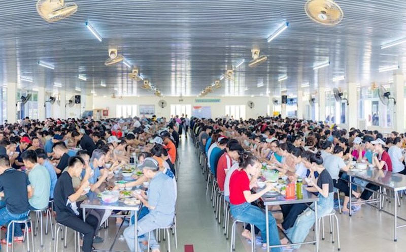 Thousands of workers gathered at the warm meal. Photo: Hue Textile