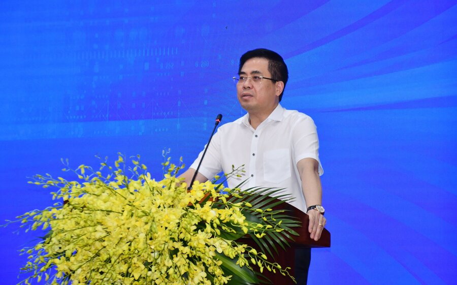 Mr. Nguyen Hoang Giang - Chairman of the People's Committee of Quang Ngai province spoke with the business community at the dialogue. Photo: Vien Nguyen