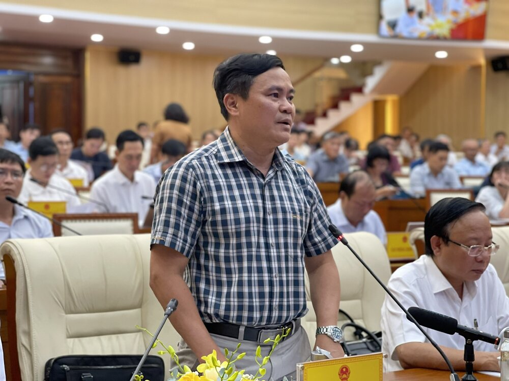 Ong Ho Trong Phuong - Giam doc So Nong nghiep va Moi truong tinh Quang Ngai tra loi nhung cau hoi vuong mac ve dat dai ma doanh nghiep neu tai buoi doi thoai. Anh: Vien Nguyen