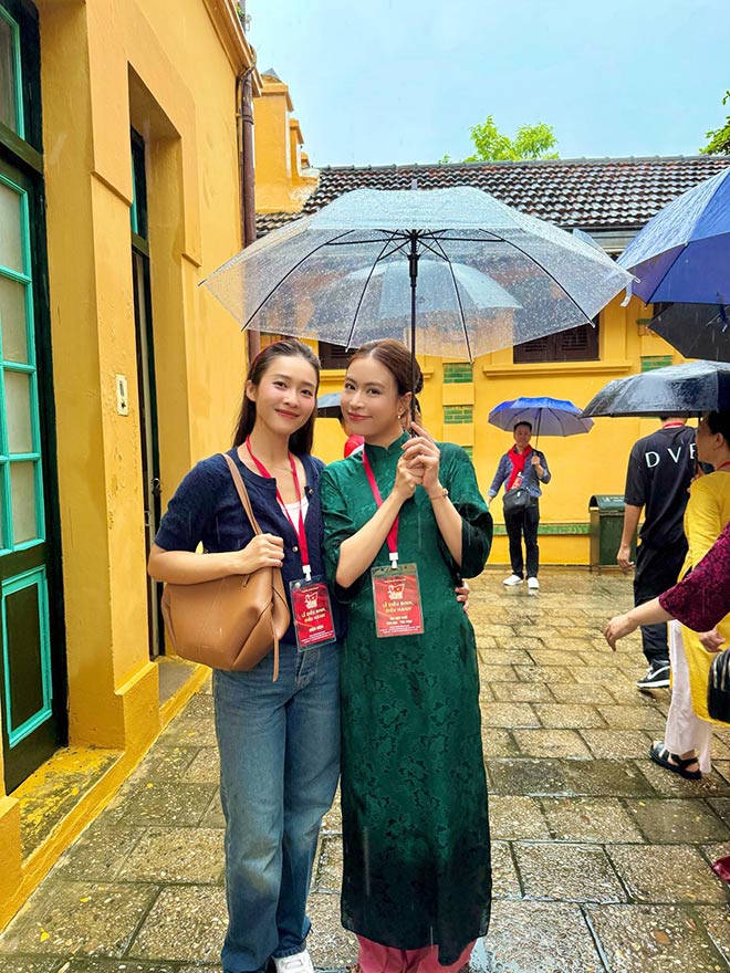 Hoang Thuy Linh chup hinh cung Kha Ngan. Anh: Nhan vat cung cap