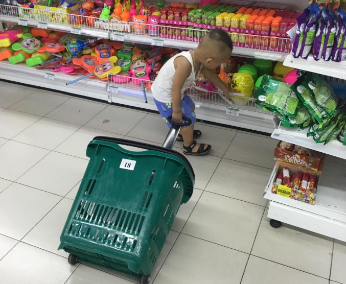 Taking children to the supermarket will be an interesting activity during the National Day holiday on September 2. Photo: Ha Trang