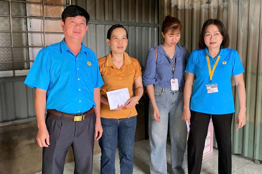 Tay Ninh 지방 노동 연맹은 Can Giuoc 코뮌에서 집이 불에 탄 노동자 가정을 방문하여 선물을 증정하고 지원합니다. 사진: Tay Ninh 지방 노동 연맹